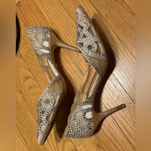 BADGLEY MISCHKA Womens Marissa Satin Pointed Toe D-orsay Pumps, Ivory